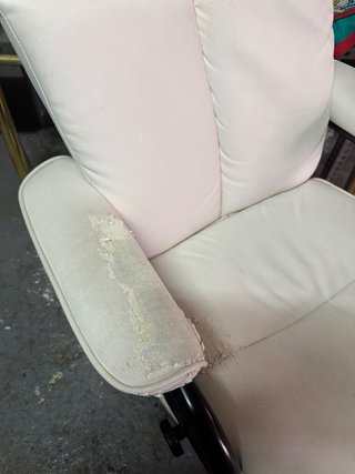 Sillón y banqueta blancos