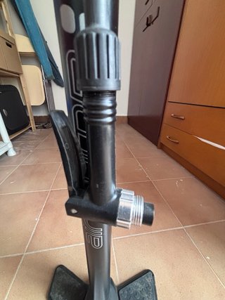 Bomba de pie para bicicleta con manómetro