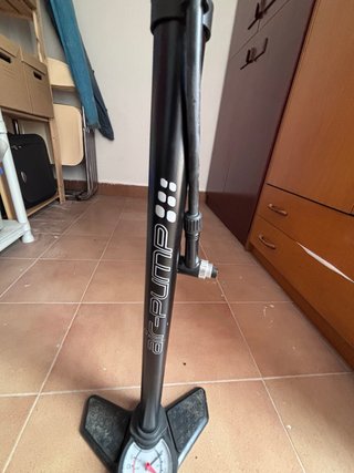 Bomba de pie para bicicleta con manómetro