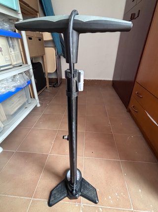 Bomba de pie para bicicleta con manómetro