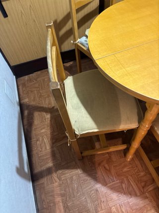 Mesa redonda de madera con 4 sillas