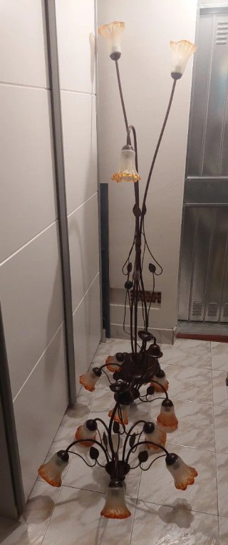 Lampade da soffitto e da terra abbinate