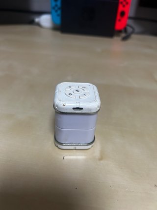 Altavoz pequeño blanco