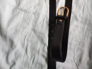 Cinturón negro con hebilla dorada