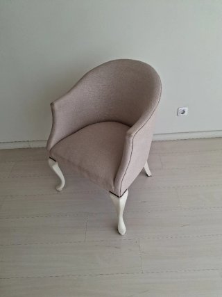 Sillón beige y blanco de tela y madera