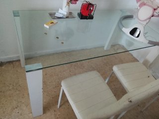 Mesa de comedor de cristal y metal