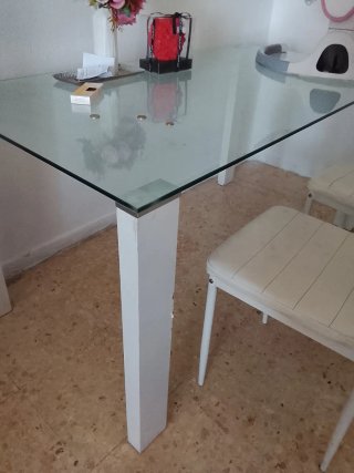 Mesa de comedor de cristal y metal