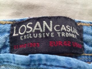 Pantalones cortos vaqueros y naranjas