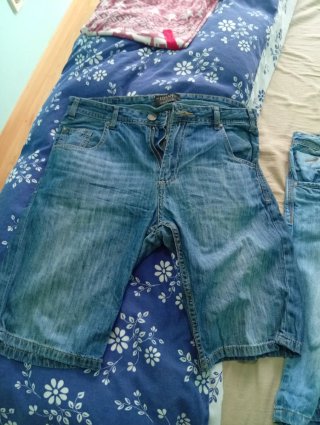 Pantalones cortos vaqueros y naranjas