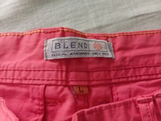 Pantalones cortos vaqueros y naranjas
