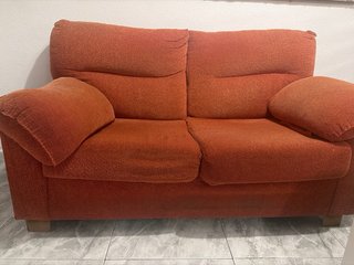 Sofá naranja de tela en buen estado