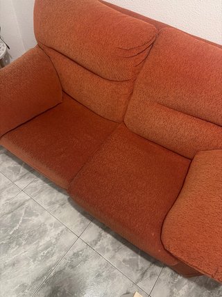 Sofá naranja de tela en buen estado