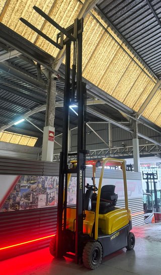CARRETILLA ELEVADORA USADA BATERIA NUEVA 1600 KG