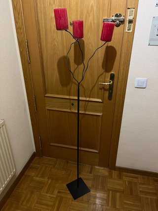 Portavelas grande de metal, velas rojas incluidas