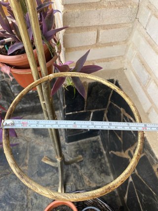 Macetero vertical metal dorado