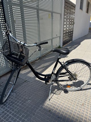 Bicicleta negra lista para usar