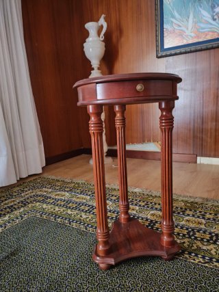 Mesa auxiliar redonda de madera