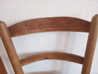 Silla de madera con asiento tejido