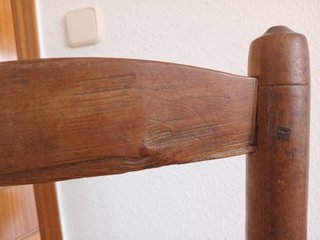 Silla de madera con asiento tejido