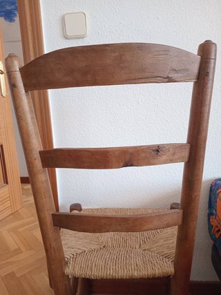 Silla de madera con asiento tejido