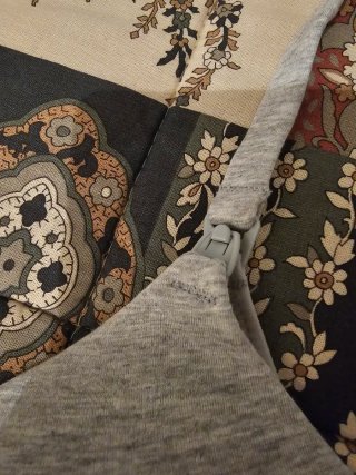 Dos sujetadores premamá negro y gris. Talla 80B