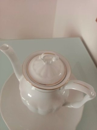 Jarra y bandeja de porcelana.  Ideal decoración