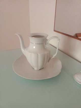 Jarra y bandeja de porcelana.  Ideal decoración