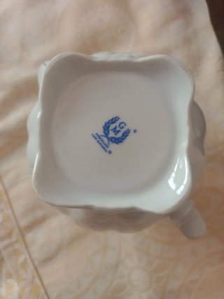 Jarra y bandeja de porcelana.  Ideal decoración