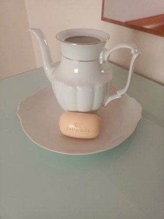 Jarra y bandeja de porcelana.  Ideal decoración