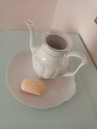 Jarra y bandeja de porcelana.  Ideal decoración
