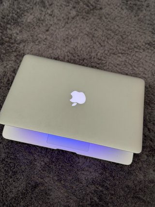 MacBook Air 2016 i5 256 gb con cargador orijinal