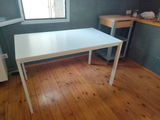 Set de sillas plegables y mesa de comedor.