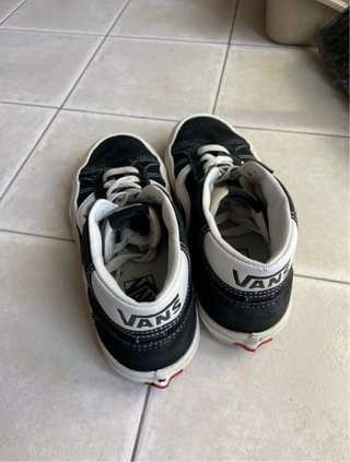 Scarpe Vans nere e bianche
