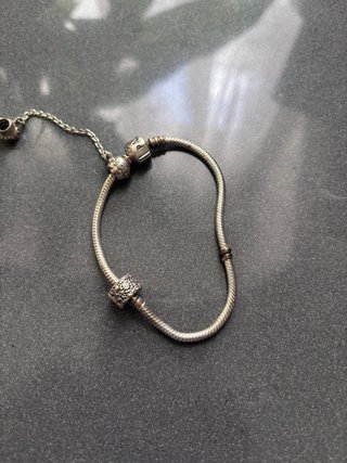 Pulsera Pandora con cadena de seguridad