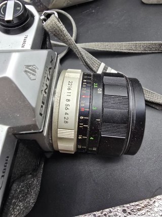 Pentax K1000 con obiettivo 35mm f/2.8