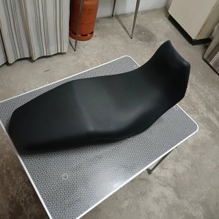 Asiento de moto negro
