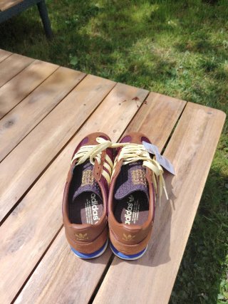 Zapatillas Adidas Marrones y Amarillas