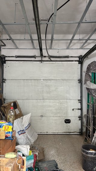 Puerta eléctrica de garaje con dos mandos