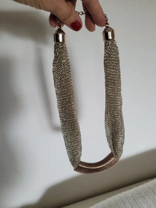 Elegante collana a catena dorata e argentata