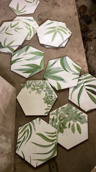 Baldosas ceramicas hexagonales con diseño de hojas