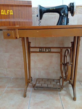 Máquina de coser Alfa antigua