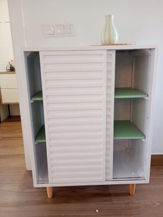 Mueble auxiliar madera blanco y verde restaurado