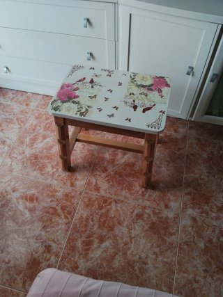 Taburete de madera con diseño floral