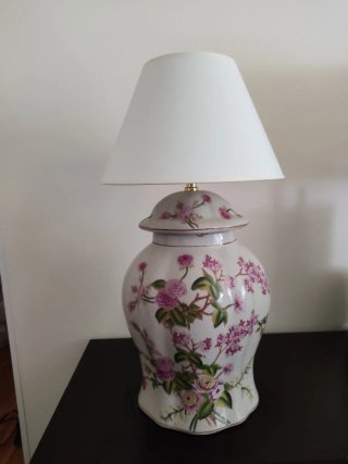Lámpara de porcelana con flores