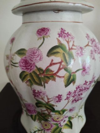 Lámpara de porcelana con flores