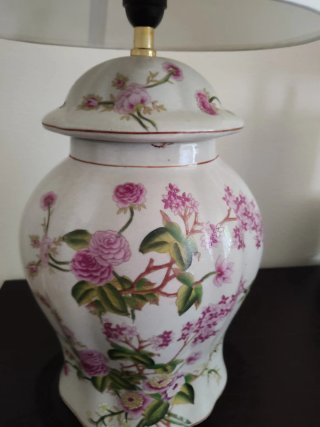 Lámpara de porcelana con flores