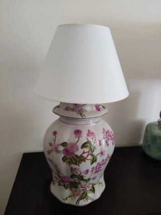 Lámpara de porcelana con flores