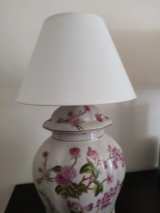 Lámpara de porcelana con flores
