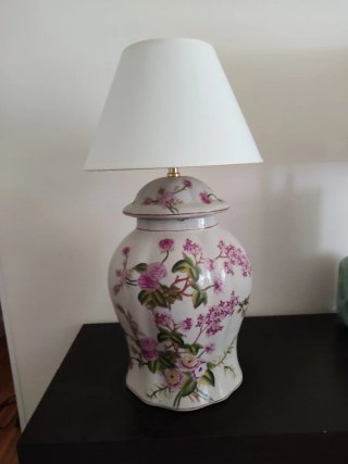 Lámpara de porcelana con flores