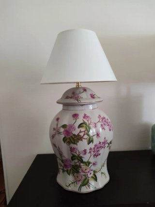 Lámpara de porcelana con flores